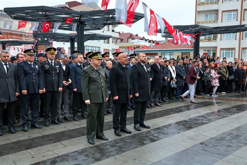 10 Kasım Atatürk'ü Anma Programı kapsamında Cumhuriyet Meydanında Atatürk Anıtına Çelenk Sunma Töreni 